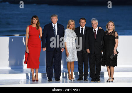 First Lady Melania Trump, Donald Trump, Brigitte Längestrich, der französische Präsident Emmanuel Längestrich, Präsident von Chile Sebastian Pinera und seine Frau Cecilia Morel Montes, wie sie andere Führer der Welt melden Sie für die Familie Foto auf dem G7-Gipfel in Biarritz, Frankreich. Stockfoto