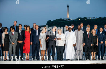 Biarritz, Frankreich. 25. Aug 2019. Die Staats- und Regierungschefs der G7, die Länder und die Köpfe der internationalen Organisationen stehen zusammen in der Gruppe Foto. (Vordere Reihe (L-R). Akie Abe, Frau des japanischen Ministerpräsidenten Shinzo Abe, der kanadische Premierminister Justin Trudeau, Melania Trump, Ehefrau von US-Präsident Donald Trump, Brigitte Längestrich, die Frau des französischen Präsidenten Emanuel Längestrich, Bundeskanzlerin Angela Merkel (CDU). Quelle: dpa Picture alliance/Alamy leben Nachrichten Stockfoto