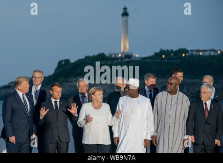 Biarritz, Frankreich. 25. Aug 2019. Die Staats- und Regierungschefs der G7, die Länder und die Köpfe der internationalen Organisationen stehen zusammen in der Gruppe Foto. (Vordere Reihe (L-R). US-Präsident Donald Trump, der französische Präsident Emmanuel Längestrich, Bundeskanzlerin Angela Merkel (CDU) und Sebastián Piñera, Präsident von Chile. (Zweite Reihe zurück, (L - r) Scott Morrison, Premierminister von Australien, António Guterres, der Generalsekretär der Vereinten Nationen, Narendra Modi, Ministerpräsident von Indien. Quelle: dpa Picture alliance/Alamy leben Nachrichten Stockfoto