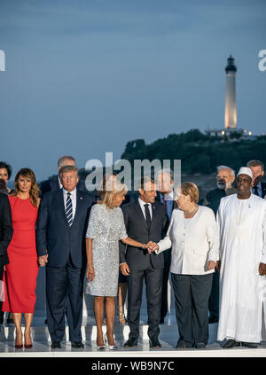 Biarritz, Frankreich. 25. Aug 2019. Die Staats- und Regierungschefs der G7, die Länder und die Köpfe der internationalen Organisationen stehen zusammen in der Gruppe Foto. (Vordere Reihe (L-R). Melania Trump, Ehefrau von US-Präsident Donald Trump, Brigitte Längestrich, die Frau des französischen Präsidenten Emanuel Längestrich, Bundeskanzlerin Angela Merkel (CDU), Macky Sall, Präsident von Senegal. Die G7-Gipfel findet vom 24. bis 26. August in Biarritz. Quelle: dpa Picture alliance/Alamy leben Nachrichten Stockfoto
