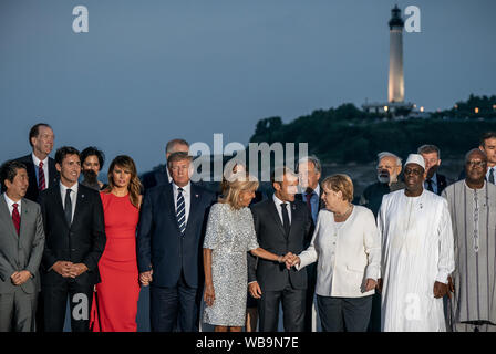 Biarritz, Frankreich. 25. Aug 2019. Die Staats- und Regierungschefs der G7, die Länder und die Köpfe der internationalen Organisationen stehen zusammen in der Gruppe Foto. (Vordere Reihe (L-R). Der japanische Ministerpräsident Shinzo Abe, der kanadische Premierminister Justin Trudeau, Melania Trump, Ehefrau von US-Präsident Donald Trump, Brigitte Längestrich, die Frau des französischen Präsidenten Emmanuel Längestrich, Bundeskanzlerin Angela Merkel (CDU). Quelle: dpa Picture alliance/Alamy leben Nachrichten Stockfoto