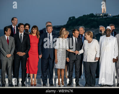 Biarritz, Frankreich. 25. Aug 2019. Die Staats- und Regierungschefs der G7, die Länder und die Köpfe der internationalen Organisationen stehen zusammen in der Gruppe Foto. (Vordere Reihe (L-R). Der japanische Ministerpräsident Shinzo Abe, der kanadische Premierminister Justin Trudeau, Melania Trump, Ehefrau von US-Präsident Donald Trump, Brigitte Längestrich, die Frau des französischen Präsidenten Emanuel Längestrich, Bundeskanzlerin Angela Merkel (CDU), Macky Sall, Präsident von Senegal. Quelle: dpa Picture alliance/Alamy leben Nachrichten Stockfoto