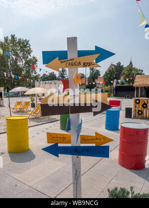 Lustig und collored Wegweiser auf Kapuziner Platz, Varazdin, Špancirfest Spancirfest 2019. Stockfoto