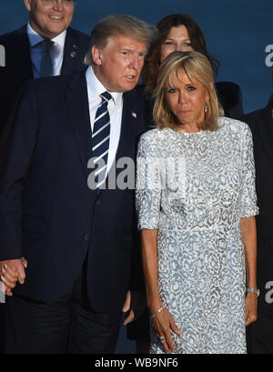 US-Präsident Donald Trump und Brigitte Längestrich, die Frau des französischen Präsidenten Emmanuel Längestrich melden Sie andere Führer der Welt für die Familie Foto auf dem G7-Gipfel in Biarritz, Frankreich. Stockfoto