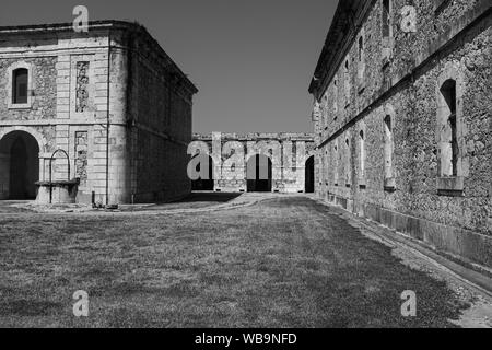 Castell de Sant Ferran (San Fernando) in Figueras (Spanien). Teilweise mit Blick auf die Festung: Pavillons der Schiffsoffiziere und Vorhang Wand im Hintergrund. Stockfoto