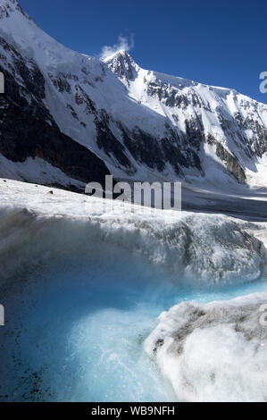 Schmelzwasser in Eis gegen Belukha Mountain Top, Altai Gebirge, Russland Stockfoto