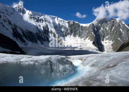 Arbuz Gletscher mit Schmelzwasser stream gegen Berge. Altai, Russland Stockfoto