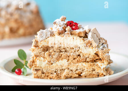 Dacquoise Kuchen oder Kiew Kuchen auf dem Teller. 2-in-1-Baiser Kuchen mit buttercream Stockfoto