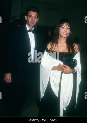 Beverly Hills, Kalifornien, USA, November 6, 1994 Schauspielerin Barbara Carrera besucht die Michael Bolton Stiftung und Barry Bonds Family Foundation erste Jährliche "Feld der Träume" Auszeichnungen am 6. November 1994 Im Beverly Hilton Hotel in Beverly Hills, Kalifornien, USA. Foto von Barry King/Alamy Stock Foto Stockfoto