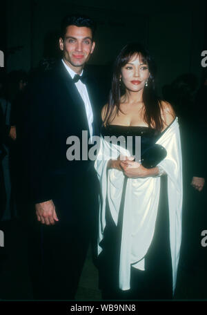 Beverly Hills, Kalifornien, USA, November 6, 1994 Schauspielerin Barbara Carrera besucht die Michael Bolton Stiftung und Barry Bonds Family Foundation erste Jährliche "Feld der Träume" Auszeichnungen am 6. November 1994 Im Beverly Hilton Hotel in Beverly Hills, Kalifornien, USA. Foto von Barry King/Alamy Stock Foto Stockfoto