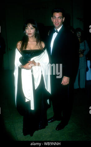 Beverly Hills, Kalifornien, USA, November 6, 1994 Schauspielerin Barbara Carrera besucht die Michael Bolton Stiftung und Barry Bonds Family Foundation erste Jährliche "Feld der Träume" Auszeichnungen am 6. November 1994 Im Beverly Hilton Hotel in Beverly Hills, Kalifornien, USA. Foto von Barry King/Alamy Stock Foto Stockfoto