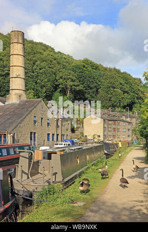 Narrowboats auf Rochdale Canal, Hebden Bridge Stockfoto