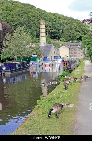 Narrowboats auf Rochdale Canal, Hebden Bridge Stockfoto