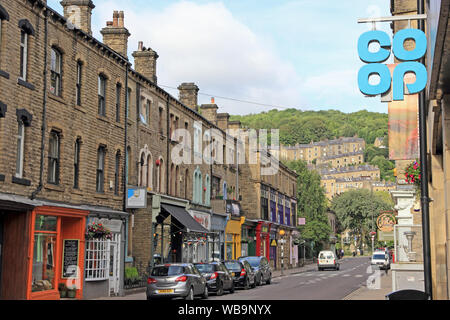 Market Street, Hebden Bridge mit Blick in Richtung Stadtzentrum. Stockfoto