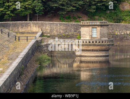 Ladybower Reservoir in Derbyshire zeigt das Wasser Turm in der Nähe der Brücke. Stockfoto