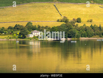 Blick über Ladybower Reservoir in Derbyshire vom Wasserturm und Brücke Stockfoto