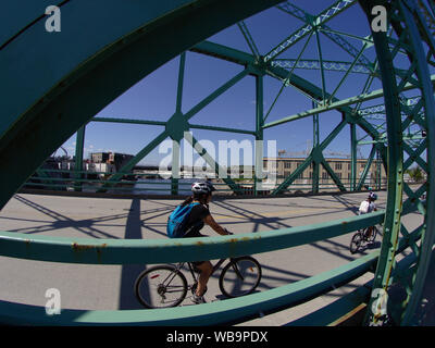 Radfahrer Überqueren der Brücke Chaudière, einer der vielen Brücken verbinden Gatineau, Quebec, Ottawa, Ontario, Kanada. Stockfoto