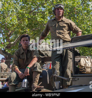 75. Jahrestag der Befreiung von Paris Parade von Vintage Militärfahrzeuge in Hommage an Leclerc und seine Männer, die am 25. August 1944 eingetragen Stockfoto