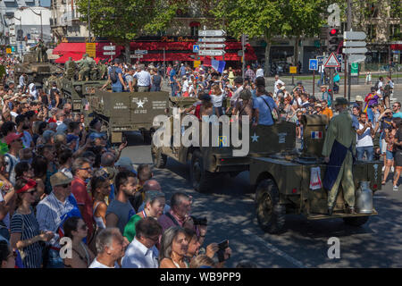 75. Jahrestag der Befreiung von Paris Parade von Vintage Militärfahrzeuge in Hommage an Leclerc und seine Männer, die am 25. August 1944 eingetragen Stockfoto