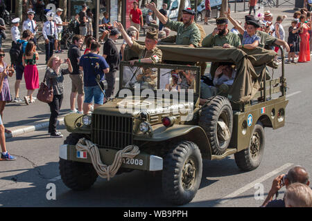 75. Jahrestag der Befreiung von Paris Parade von Vintage Militärfahrzeuge in Hommage an Leclerc und seine Männer, die am 25. August 1944 eingetragen Stockfoto