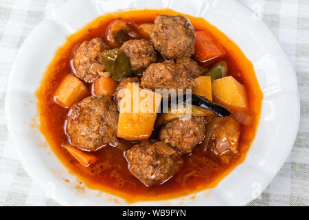 Türkische Teller köfte Frikadellen mit Kartoffeln und Gemüse. Stockfoto