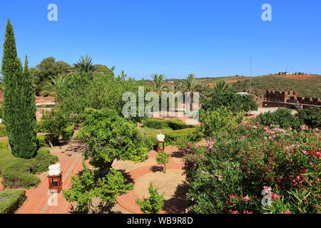 Ein schöner Garten Szene innerhalb der Burganlage in Silves an der Algarve Stockfoto