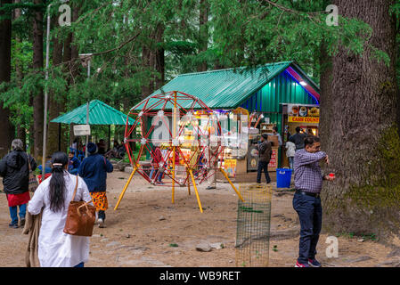 Manali, Himachal Pradesh, Indien - Mai 07, 2019: Shop oder restorent in Van Vihar Nationalpark im Himalaya - Stockfoto