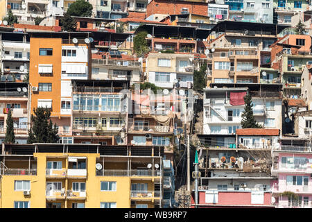 Izmir, Türkei - März 1, 2019. Chaotische Wohnungsbau in Bayrakli Viertel von Izmir, Türkei. Stockfoto