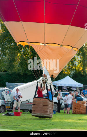 Strathaven, Schottland, Großbritannien. 25 Aug, 2019. Über den Brenner auf dem Boden in der Strathaven Ballon Festival, das in diesem Jahr feiert das 20-jähriges Jubiläum und ist in der preisgekrönten Strathaven Park gehalten. Das Festival zieht die Piloten und Besucher aus ganz Europa, mit über 25.000 Zuschauern, die über das Wochenende. Credit: Skully/Alamy leben Nachrichten Stockfoto