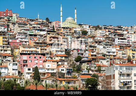 Izmir, Türkei - März 1, 2019. Chaotische Wohnungsbau in Bayrakli Viertel von Izmir, Türkei. Stockfoto