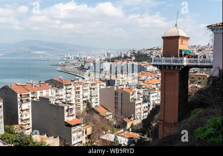 Izmir, Türkei - März 2, 2019. Blick auf asansor Aufzug und Stadtteil Konak Izmir, mit Wohnbauten und Menschen. Stockfoto