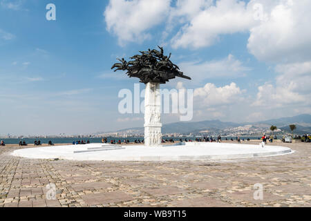 Izmir, Türkei - März 2, 2019. Die Republik Baum (Cumhuriyet Agaci) Monument Gundogdu Square von Izmir, mit Menschen. Stockfoto