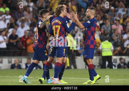 Barcelona, Spanien. 25 Aug, 2019. BARCELONA, 25-08-2019. LaLiga 2019 / 2020 Datum 2. Barcelona - Betis. Antoine Griezmann des FC Barcelona feiert sein Ziel mit seinen Mannschaftskameraden Credit: Pro Schüsse/Alamy leben Nachrichten Stockfoto