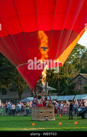 Strathaven, Schottland, Großbritannien. 25 Aug, 2019. Über den Brenner auf dem Boden in der Strathaven Ballon Festival, das in diesem Jahr feiert das 20-jähriges Jubiläum und ist in der preisgekrönten Strathaven Park gehalten. Das Festival zieht die Piloten und Besucher aus ganz Europa, mit über 25.000 Zuschauern, die über das Wochenende. Credit: Skully/Alamy leben Nachrichten Stockfoto