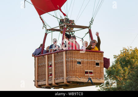 Strathaven, Schottland, Großbritannien. 25 Aug, 2019. Ein Heißluftballon Korb hebt ab in Strathaven Ballon Festival, das in diesem Jahr feiert das 20-jähriges Jubiläum und ist in der preisgekrönten Strathaven Park gehalten. Das Festival zieht die Piloten und Besucher aus ganz Europa, mit über 25.000 Zuschauern, die über das Wochenende. Credit: Skully/Alamy leben Nachrichten Stockfoto