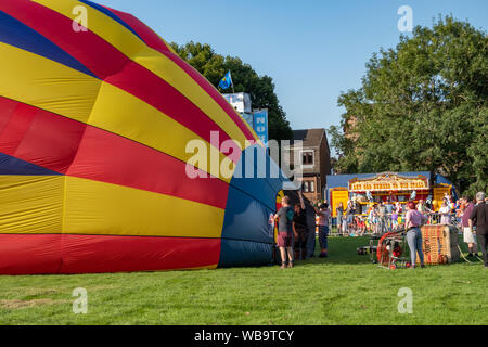 Strathaven, Schottland, Großbritannien. 25 Aug, 2019. Ein bunten Heißluftballon am Strathaven Ballon Festival, das in diesem Jahr feiert das 20-jähriges Jubiläum und ist in der preisgekrönten Strathaven Park gehalten aufgepumpt ist. Das Festival zieht die Piloten und Besucher aus ganz Europa, mit über 25.000 Zuschauern, die über das Wochenende. Credit: Skully/Alamy leben Nachrichten Stockfoto