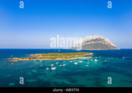 Ansicht von oben, atemberaubenden Blick auf die wunderschöne Insel Tavolara mit seinem Strand vom türkisfarbenen Meer gebadet. Stockfoto