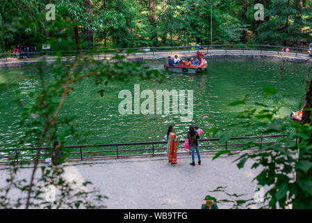 Manali, Himachal Pradesh, Indien - Mai 07, 2019: Foto von Touristen genießen Bootfahren in Van Vihar Nationalpark im Himalaya Stockfoto