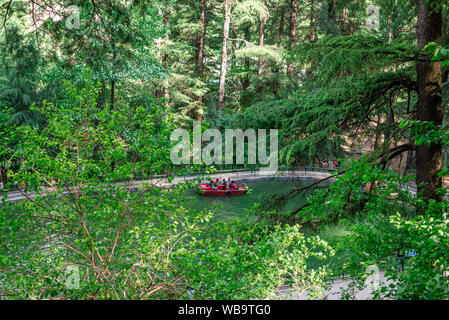 Manali, Himachal Pradesh, Indien - Mai 07, 2019: Foto von Touristen genießen Bootfahren in Van Vihar Nationalpark im Himalaya Stockfoto