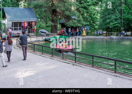 Manali, Himachal Pradesh, Indien - Mai 07, 2019: Foto von Touristen genießen Bootfahren in Van Vihar Nationalpark im Himalaya Stockfoto