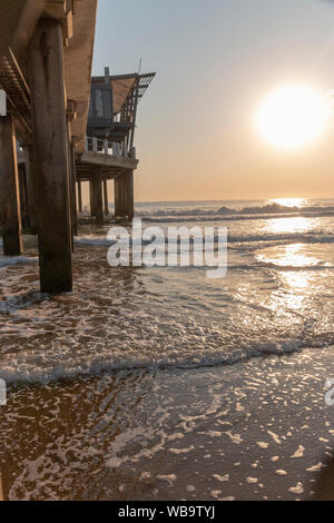 Nahaufnahme der Ozean Wasser, das bis über die Piller den Pier Stockfoto