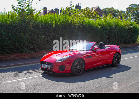 Ormskirk MotorFest mit roten Jaguar F-Type V6 R-Dynamic Auto Supercars, Cabrios, klassischen Sportwagen, Großbritannien Stockfoto