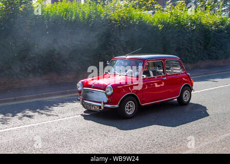 1970 1970s 70er Jahre rot Morris Mini Cooper, Superminis Autos, 70s Klassiker bei Ormskirk MotorFest Veranstaltung Stockfoto