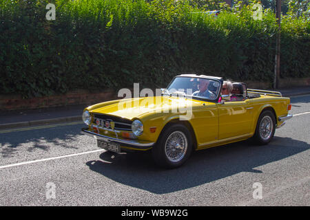 1970 70s siebziger Jahre gelb Triumph TR6, Fahrzeug, vintage, Automobil, retro, Transport, Stil, Transport, Auto, klassisch, Alt, alt, antik, britisch, Design, oldtimer, Geschichte, Motor, Oldtimer, Roadster, Klassiker, Sportwagen und Convertibiles, Großbritannien Stockfoto