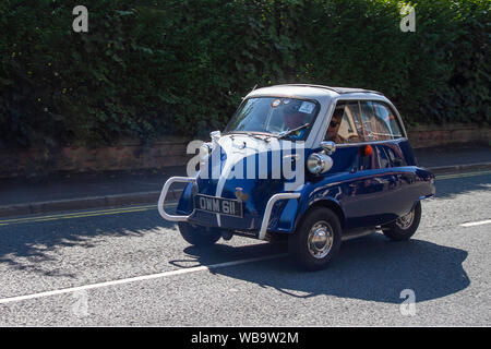 1958 50s blaue BMW Isetta auf dem Ormskirk MotorFest mit Oldtimern und Bubble Cars im historischen Stadtzentrum, in Lancashire, UK Ormskirk MotorFest Event. Stockfoto