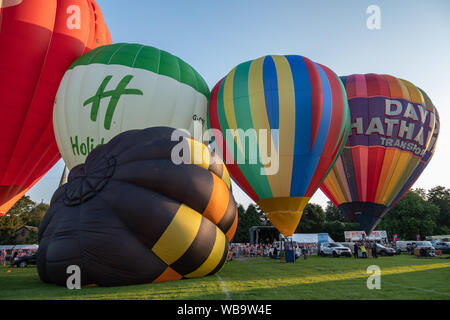 Strathaven, Schottland, Großbritannien. 25 Aug, 2019. Heißluftballons tethered Startbereit in Strathaven Ballon Festival, das in diesem Jahr feiert das 20-jähriges Jubiläum und ist in der preisgekrönten Strathaven Park gehalten. Das Festival zieht die Piloten und Besucher aus ganz Europa, mit über 25.000 Zuschauern, die über das Wochenende. Credit: Skully/Alamy leben Nachrichten Stockfoto