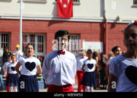 Die nationale Souveränität und die Children's Day Festival. Kinder in der traditionellen Tracht Volkstanz durchführen. Adana, Türkei - 23 April, 2018. Stockfoto