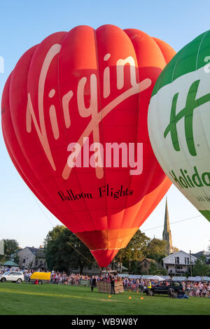 Strathaven, Schottland, Großbritannien. 25 Aug, 2019. Luftballons Vorbereitung mit der Jungfrau Logo und das Holiday Inn Logo auf der Seite an der Strathaven Ballon Festival, das in diesem Jahr feiert das 20-jähriges Jubiläum und ist in der preisgekrönten Strathaven Park gehalten zu heben. Das Festival zieht die Piloten und Besucher aus ganz Europa, mit über 25.000 Zuschauern, die über das Wochenende. Credit: Skully/Alamy leben Nachrichten Stockfoto