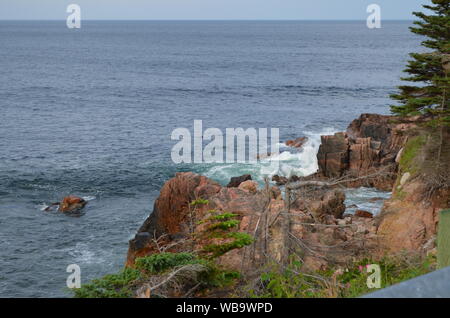 Sommer in Nova Scotia: Wave Spray auf felsigen Kopf in der Nähe von Paleokastritsa auf Cape Breton Island Stockfoto