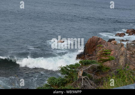 Sommer in Nova Scotia: Welle bricht am felsigen Ufer in der Nähe von Paleokastritsa auf Cape Breton Island Stockfoto